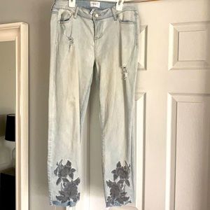 White stretch jeans with flower embroidery